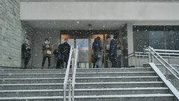 Studenci przed budynkiem KUL