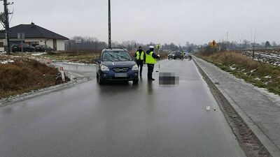 Mężczyzna przechodził poza przejściem dla pieszych. Śmiertelnie potrąciło go auto
