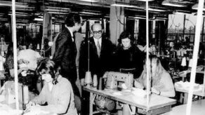 Wizyta Józefa Dechnika w Zakładach Przemysłu Dziewiarskiego „Mewa” w Biłgoraju