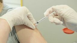 Ministerstwo podało ile zmarło osób zaszczepionych przeciw COVID-19