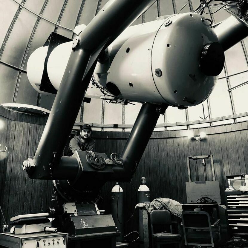 Kacper Wierzchoś na tle teleskopu w Catalina Sky Survey