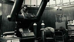 Kacper Wierzchoś na tle teleskopu w Catalina Sky Survey