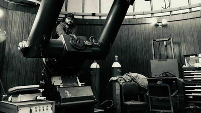 Kacper Wierzchoś na tle teleskopu w Catalina Sky Survey