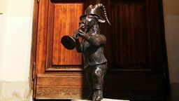 Koziołek Onufry w sobotę stanie na stałe na schodach Ratusza. Oczywiście nie na wprost drzwi, tylko w jednej linii z kolumną, by nikt się o niego nie potknął