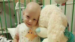 Mała Hania z Cycowa walczy o życie. "Od celu oddalają nas tylko lub aż pieniądze"