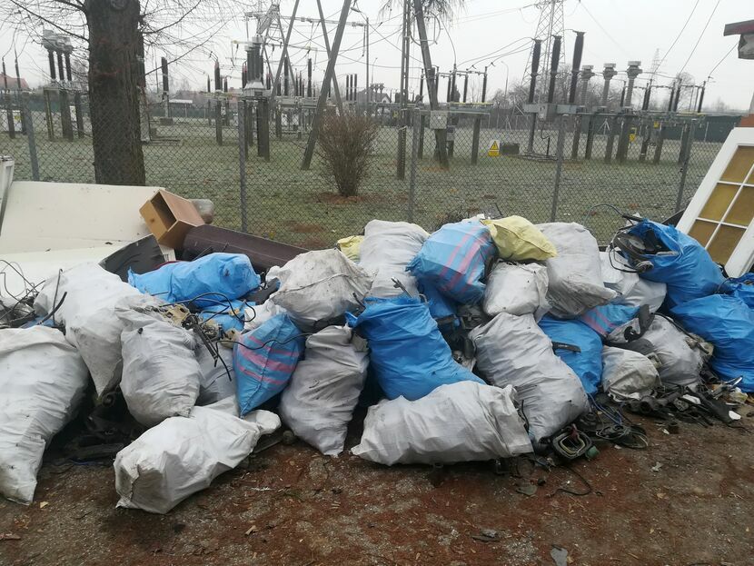 Podobne worki z podobnymi odpadami znaleziono w czterech miejscach na terenie Lublina. Tutaj ulica Harnasie
