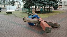 Wichura powaliła krzyż