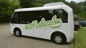 Karsan to marka elektrycznego pojazdu na licencji BMW, który od lata zeszłego roku wozi pasażerów podróżujących pomiędzy Nałęczowem, a okolicznymi miejscowościami