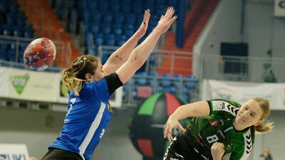 Dominika Więckowska (w zielonym stroju) w ostatnim spotkaniu zdobyła aż 7 bramek

