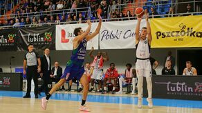 Damian Jeszke (w białym stroju) w tym sezonie w miarę regularnie gra w Energa Basket Lidze. Dość często jednak pojawia się także w skłądzie drużyny rezerw