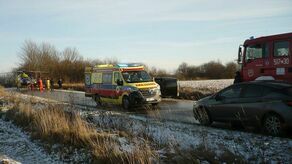 Lubelskie. Dachowanie osobówki. Ranna kobieta przetransportowana śmigłowcem do szpitala