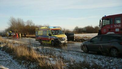 Lubelskie. Dachowanie osobówki. Ranna kobieta przetransportowana śmigłowcem do szpitala