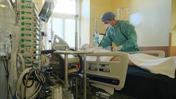 Badanie pacjentki, podłączonej do ECMO, przeprowadza dr n.med Paweł Piwowarczyk