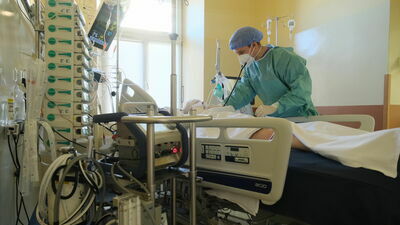 Badanie pacjentki, podłączonej do ECMO, przeprowadza dr n.med Paweł Piwowarczyk