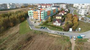 Budynek został zaprojektowany dla 600 uczniów w szkole podstawowej oraz 150 przedszkolaków. Szybko okazało się, że to za mało.