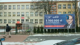 Polski Ład ma twarz wiceministra ze Świdnika. Polityk promuje się przy szkołach i nie tylko