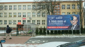 Polski Ład ma twarz wiceministra ze Świdnika. Polityk promuje się przy szkołach i nie tylko