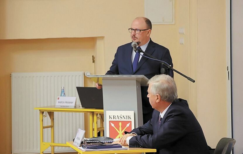 Decyzję dotyczącą zarobków burmistrza Kraśnika Wojciecha Wilka (na zdjęciu przy mównicy) radni podjęli na posiedzeniu pod koniec grudnia