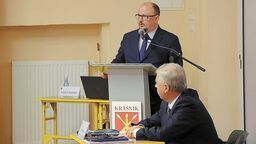 Decyzję dotyczącą zarobków burmistrza Kraśnika Wojciecha Wilka (na zdjęciu przy mównicy) radni podjęli na posiedzeniu pod koniec grudnia