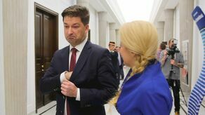 Polski Ład dosięgnął także posłów, którzy otrzymali mniejsze uposażenie. Na zdjęciu Sylwester Tułajew z PiS i Marta Wcisło z PO