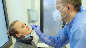 – Zainteresowanie jest ogromne. Od rana, zanim jeszcze Rządowa Agencja Rezerw Strategicznych dostarczyła nam testy, odebrałem kilkadziesiąt telefonów z pytaniem o możliwość testowania – mówi Mateusz Chruściak, farmaceuta, który prowadzi aptekę przy ul. Węglarza w Lublinie