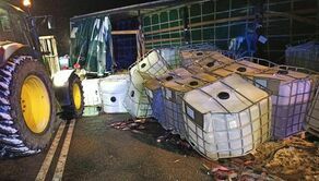 Ciężarówka w rowie, ładunek na drodze. Wieczorna akcja służb