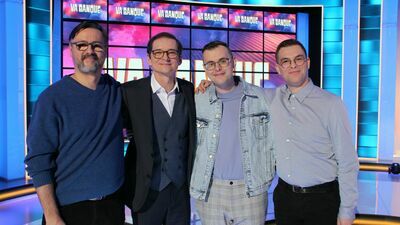 Grzegorz Sierocki (z lewej) z prowadzącym program, Przemysławem Babiarzem oraz rywalami z poniedziałkowego odcinka