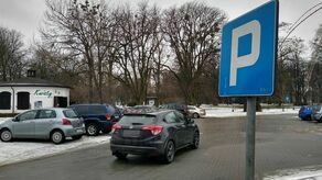 Parking przy parku. Teraz kierowcy nie płacą tu za postawienie auta. Nowa uchwała ma to zmienić