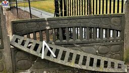 Uszkodzone betonowe ogrodzenie.