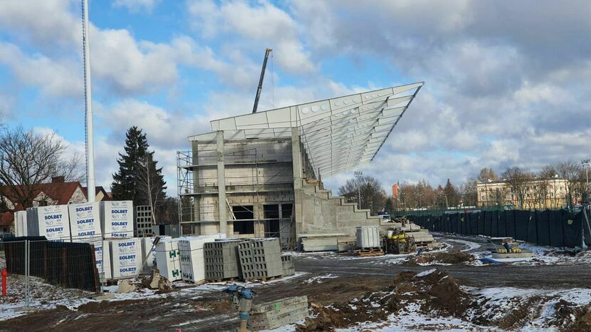 Prace na stadionie. Widać już konstrukcję hali sportowej oraz trybuny