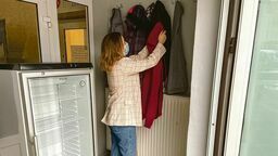 Mieszkańcy miasta przynoszą m.in. swetry, polary, płaszcze, spodnie, rękawiczki, czapki i szaliki. Na zdjęciu punkt Wymiany Ciepła przy Centrum Kultury i Promocji w Kraśniku.