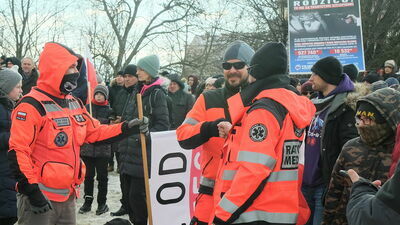 Robert Oleniacz (na zdjęciu w okularach przeciwsłonecznych) na wiecu antyszczepionkowców w Lublinie wypowiadał się przeciwko przymusowym szczepieniom, a o testach na Covid-19 mówił, że pokazują bzdury