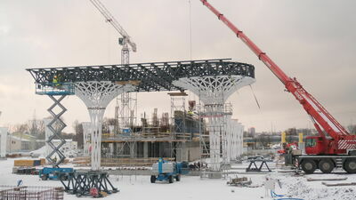 Montowane na placu budowy stalowe elementy zostały indywidualnie zaprojektowane dla lubelskiego dworca i powstają w hucie w Ostrowcu Świętokrzyskim
