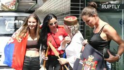 Australia. Fani Djokovicia protestują. Niezaszczepiony tenisista czeka na decyzję sądu