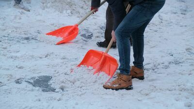 Kto powinien odśnieżać chodniki? Burmistrz kontra starosta