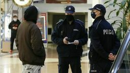 W galeriach handlowych, autobusach i restauracjach. Policja sprawdzi, czy nosisz maseczkę