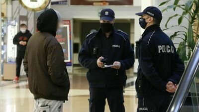 W galeriach handlowych, autobusach i restauracjach. Policja sprawdzi, czy nosisz maseczkę