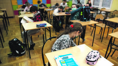 Związkowcy ZNP chcą, by podczas pracy zdalnej, która ma trwać do końca lutego, dodatek w wysokości 100 proc. podstawowego uposażenia otrzymywały osoby pracujące osobiście z dziećmi