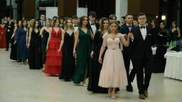 Studniówki 2022. Maturzyści V Liceum Ogólnokształcącego w Lublinie zatańczyli poloneza [zdjęcia]