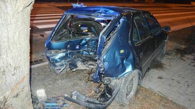 Lubelskie. Pijany 19-letni kierowca uderzył w drzewo. Ranni pasażerowie