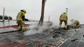 Pożar na dachu piekarni. Zapaliły się panele fotowoltaiczne