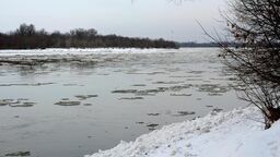 Mróz i kra, jaka zaczęła tworzyć się na Wiśle przez kilka tygodni uniemożliwiały podjęcie próby wyciągnięcia zatoniętej jednostki z rzeki