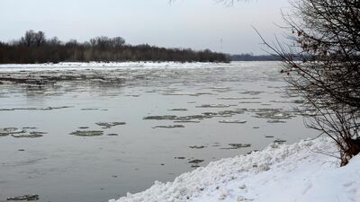 Mróz i kra, jaka zaczęła tworzyć się na Wiśle przez kilka tygodni uniemożliwiały podjęcie próby wyciągnięcia zatoniętej jednostki z rzeki