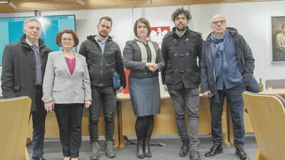 Robert Oleniacz (trzeci z lewej) na posiedzeniu parlamentarnego zespołu ds. sanitaryzmu. W środku Anna Maria Siarkowska