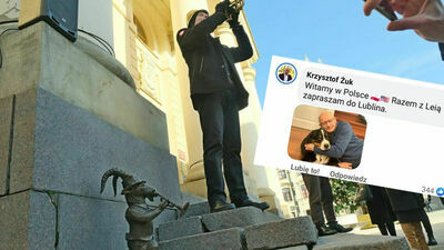 Koziołek na schodach ratusza i prezydent Lublina z psem