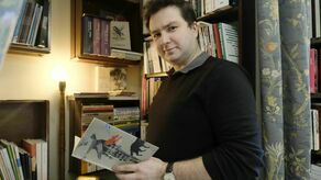 Wyszedłem z założenia, że książki wcale nie muszą być poukładane kategoriami. Chciałbym, żeby stały obok siebie i ze sobą rozmawiały – opowiada Rafał Rutkowski 