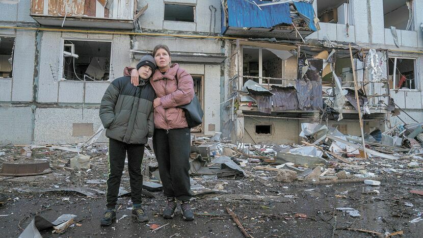 Zniszczony przez rosyjskie rakiety blok w mieście Czuhujew koło Charkowa