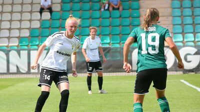 Oliwia Frontczak (przodem) zdobyła jedyną bramkę dla Górnika w meczu z HydroTruck Radom

