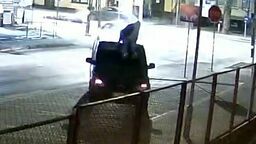 Zaczął demolować busa, a potem wskoczył na jego dach. Kierowca zawiózł go na komendę