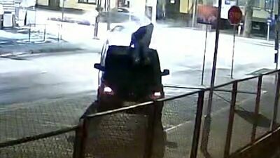 Zaczął demolować busa, a potem wskoczył na jego dach. Kierowca zawiózł go na komendę